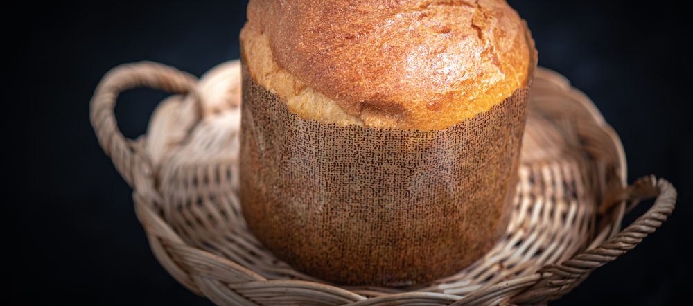 Une brioche haute dans son panier