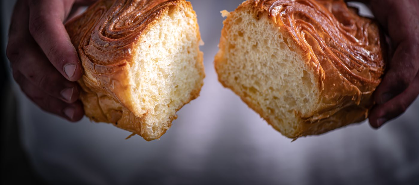 Une brioche feuilletée coupée en deux