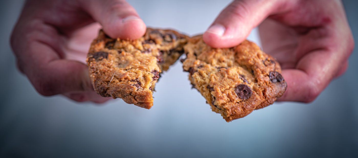 Un cookie brisé en deux, à la main
